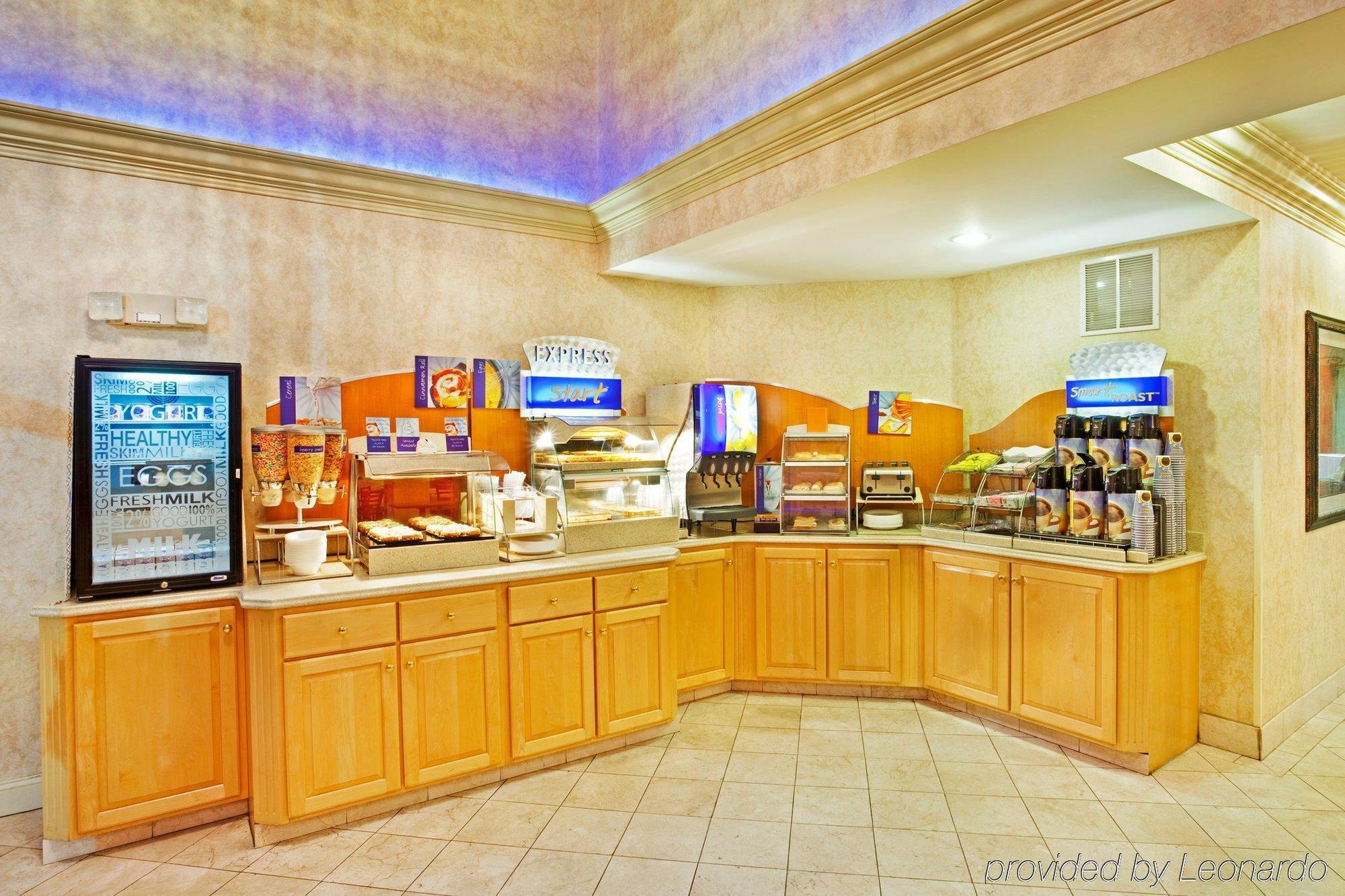Holiday Inn Express Hotel & Suites London By Ihg Ресторан фото