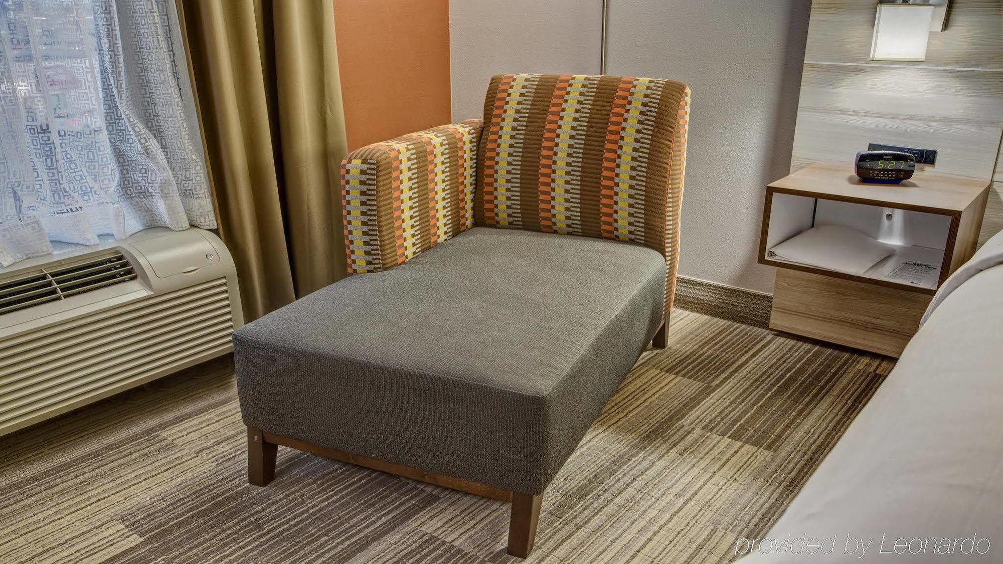 Holiday Inn Express Hotel & Suites London By Ihg Екстер'єр фото